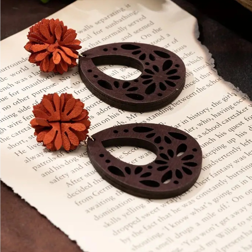 Wooden Droplet Floral Dangle Earrings - Picture 2 of 3